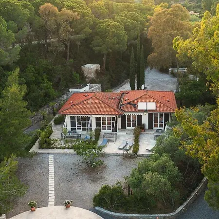 Laconella 8&4, Emma Villa *