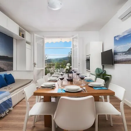 Laconella 8&4, Emma 卡波利韦里