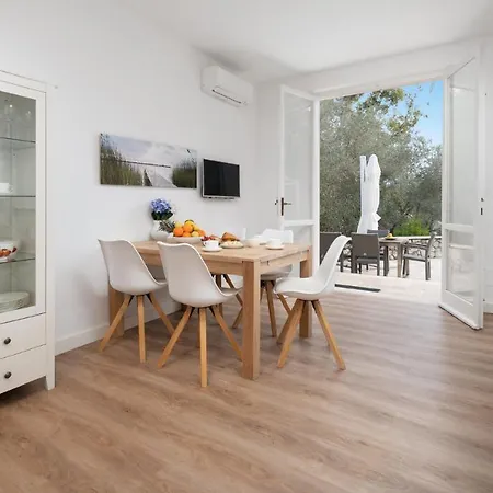 Laconella 8&4, Emma Villa